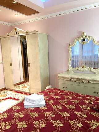 Отель Петрос Family Hotel Яремче Трехместный номер Делюкс-2