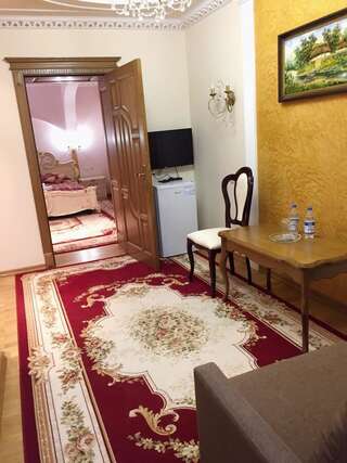 Отель Петрос Family Hotel Яремче Трехместный номер Делюкс-4