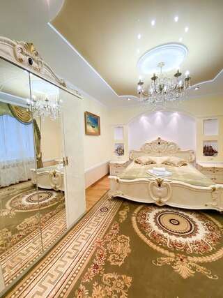 Отель Петрос Family Hotel Яремче Трехместный номер «Комфорт»-1