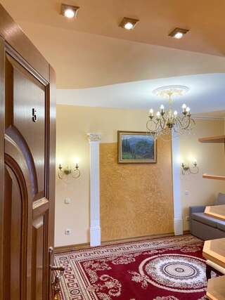 Отель Петрос Family Hotel Яремче Трехместный номер «Комфорт»-3